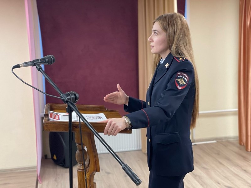 В Радужном полицейские познакомили студентов политехнического колледжа со своей профессией