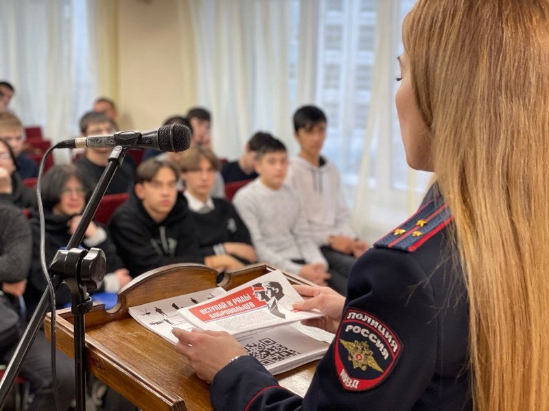 В Радужном полицейские познакомили студентов политехнического колледжа со своей профессией