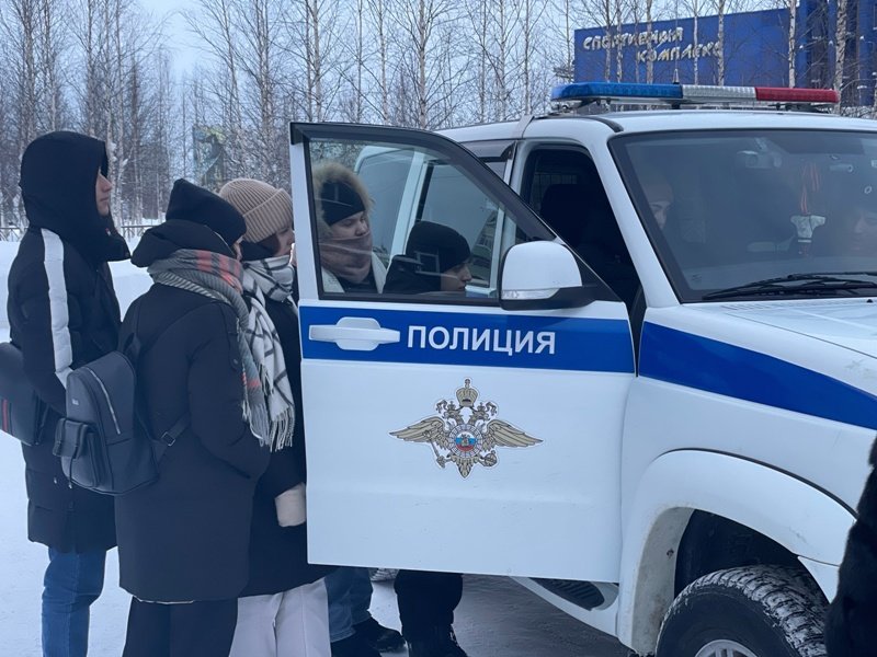 В Радужном полицейские познакомили студентов политехнического колледжа со своей профессией