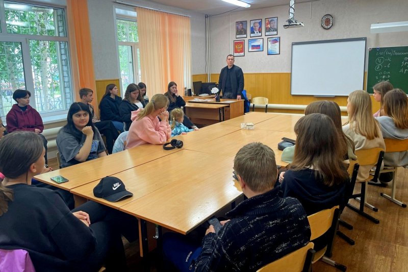 В Радужном сотрудники полиции и специалисты коворкинг-центра «Вектор М» поговорили с подростками о толерантности