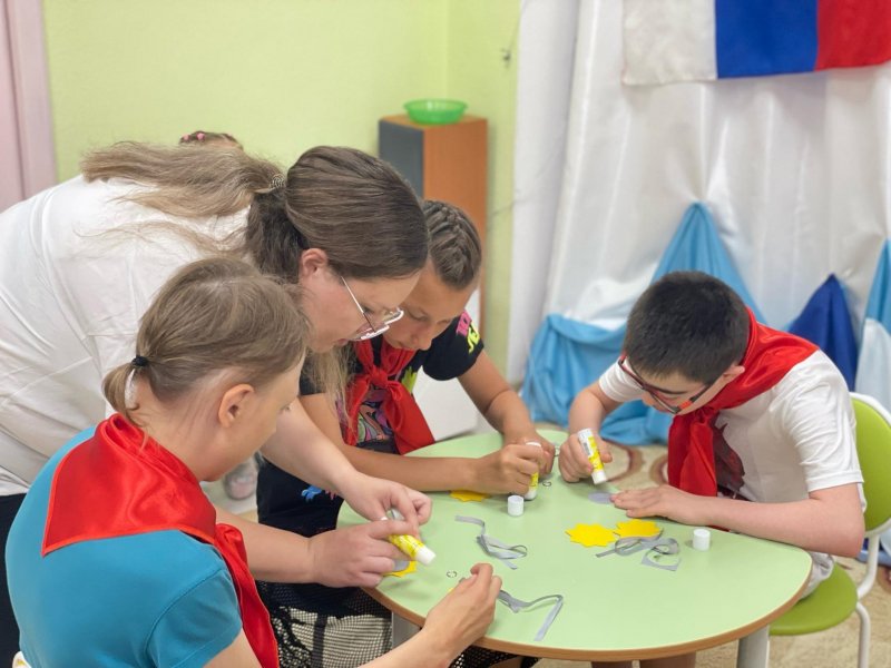 Представители Общественного совета при ОМВД России по г. Радужному провели мастер-класс для воспитанников реабилитационного центра «Цветик-Семицветик»
